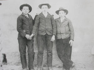 Ritratto di ragazzi con abiti tradizionali (1920 - 1930)